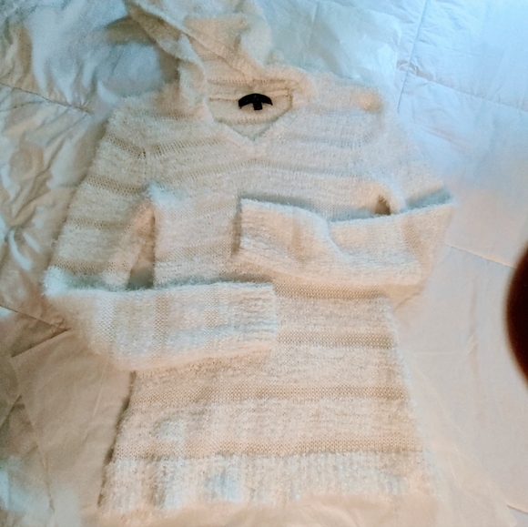 Almost Famous fluffy, shaggy white hooded tunic sweater. Size large. - Picture 7 of 10